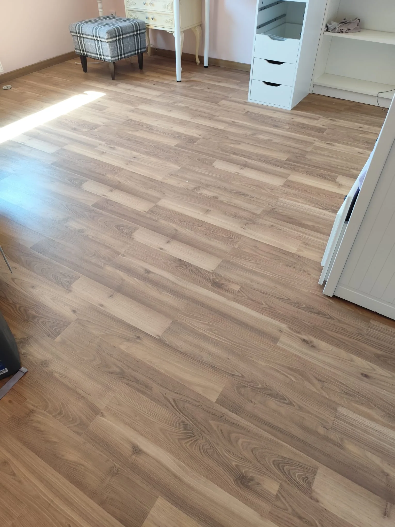 Verlegter Laminatboden mit Holzoptik