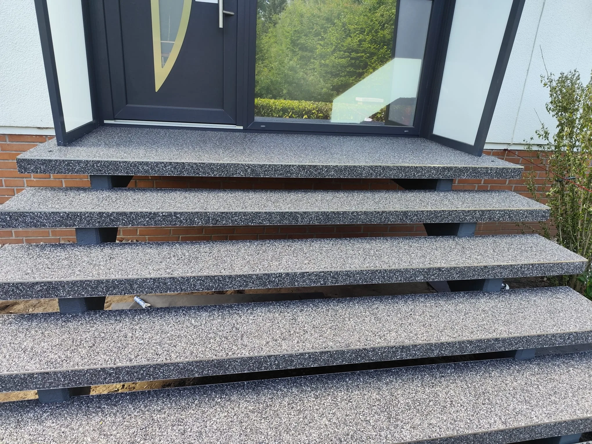 Steinteppich Treppe mit modernen, rutschfesten Oberflächen