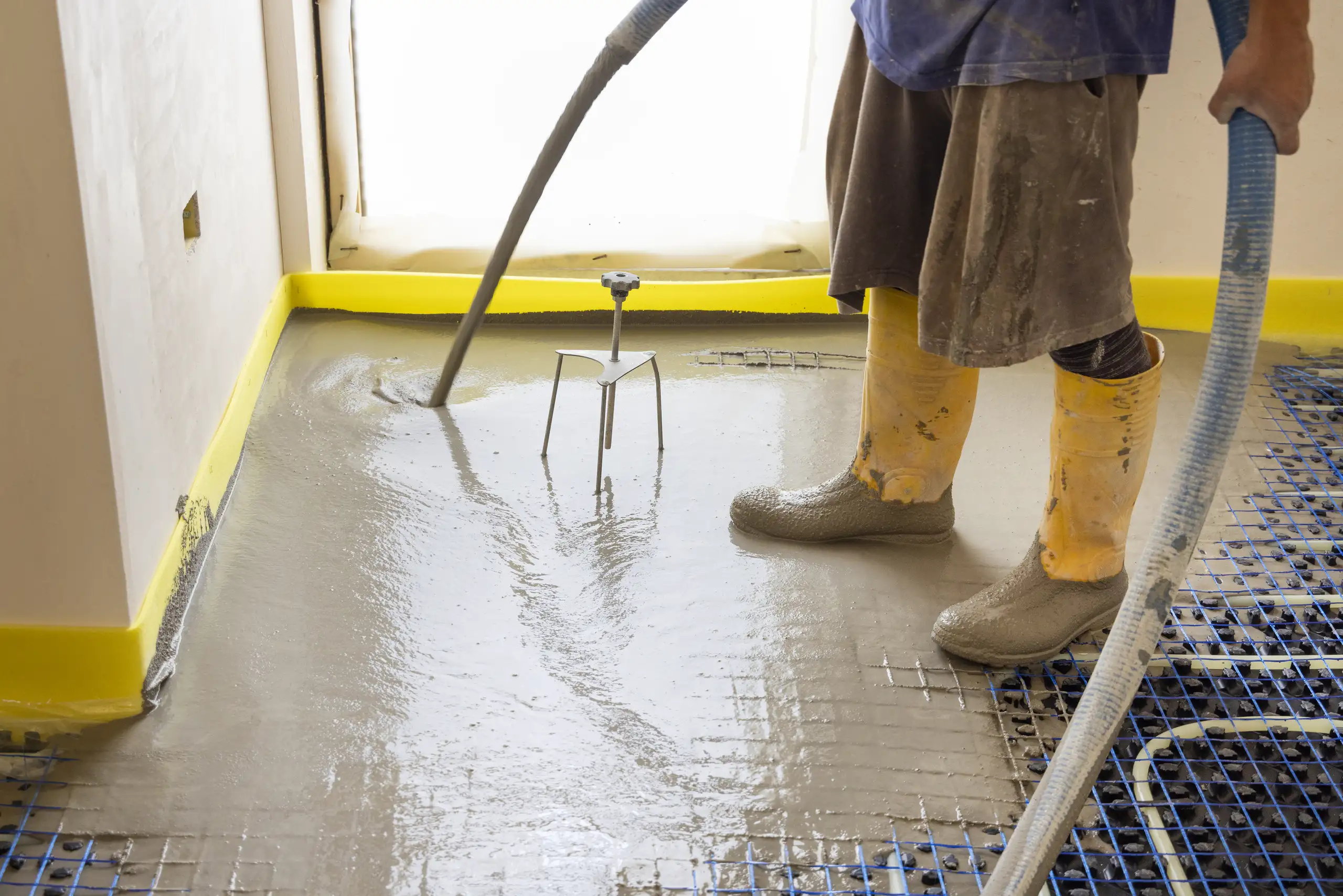 Epoxidharz Bodenbeschichtung wird professionell aufgetragen