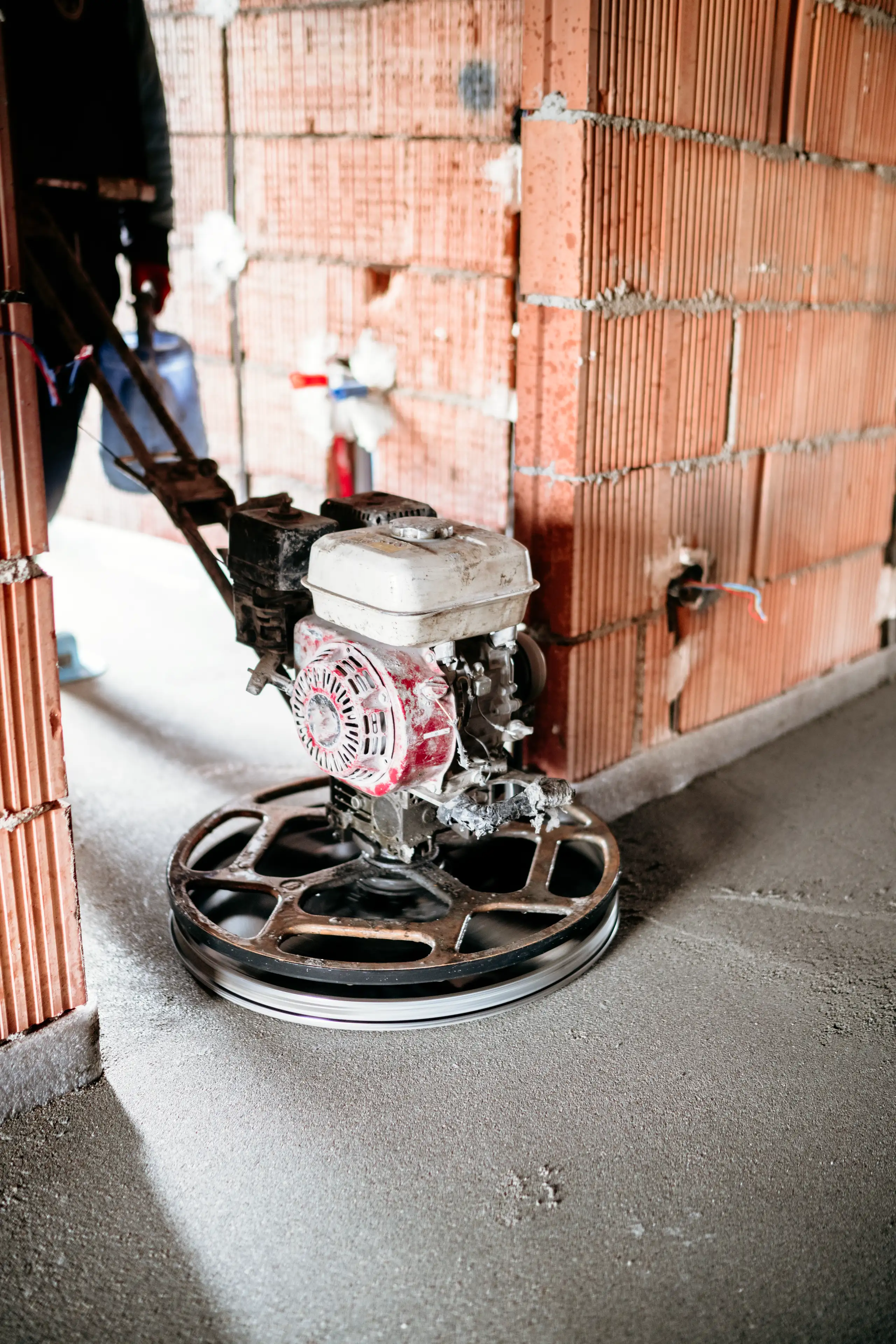 Maschine zum Beton schleifen in einem Bauprojekt zur Bodenbeschichtung