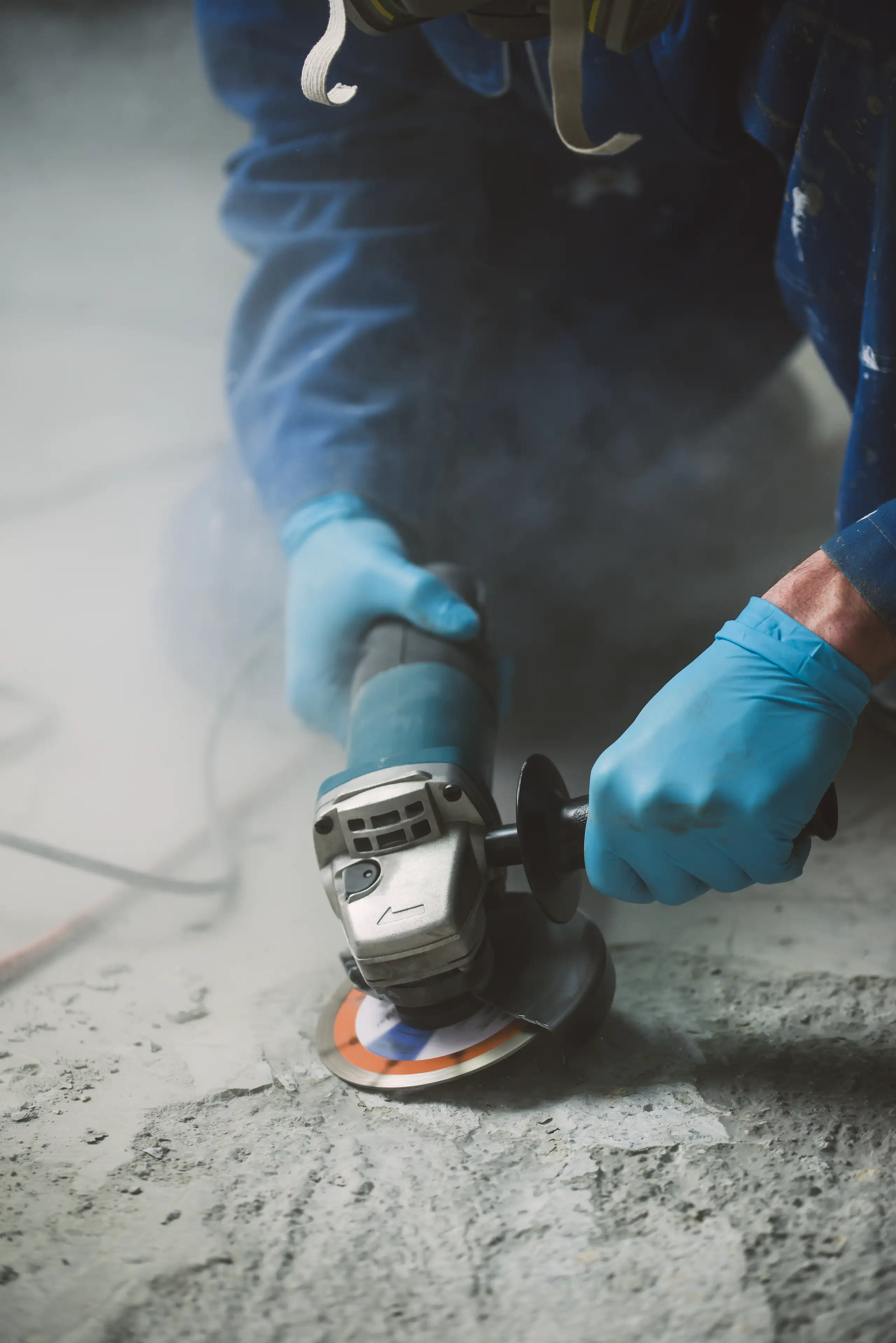 Beton schleifen mit einer Handmaschine zur optimalen Untergrundvorbereitung