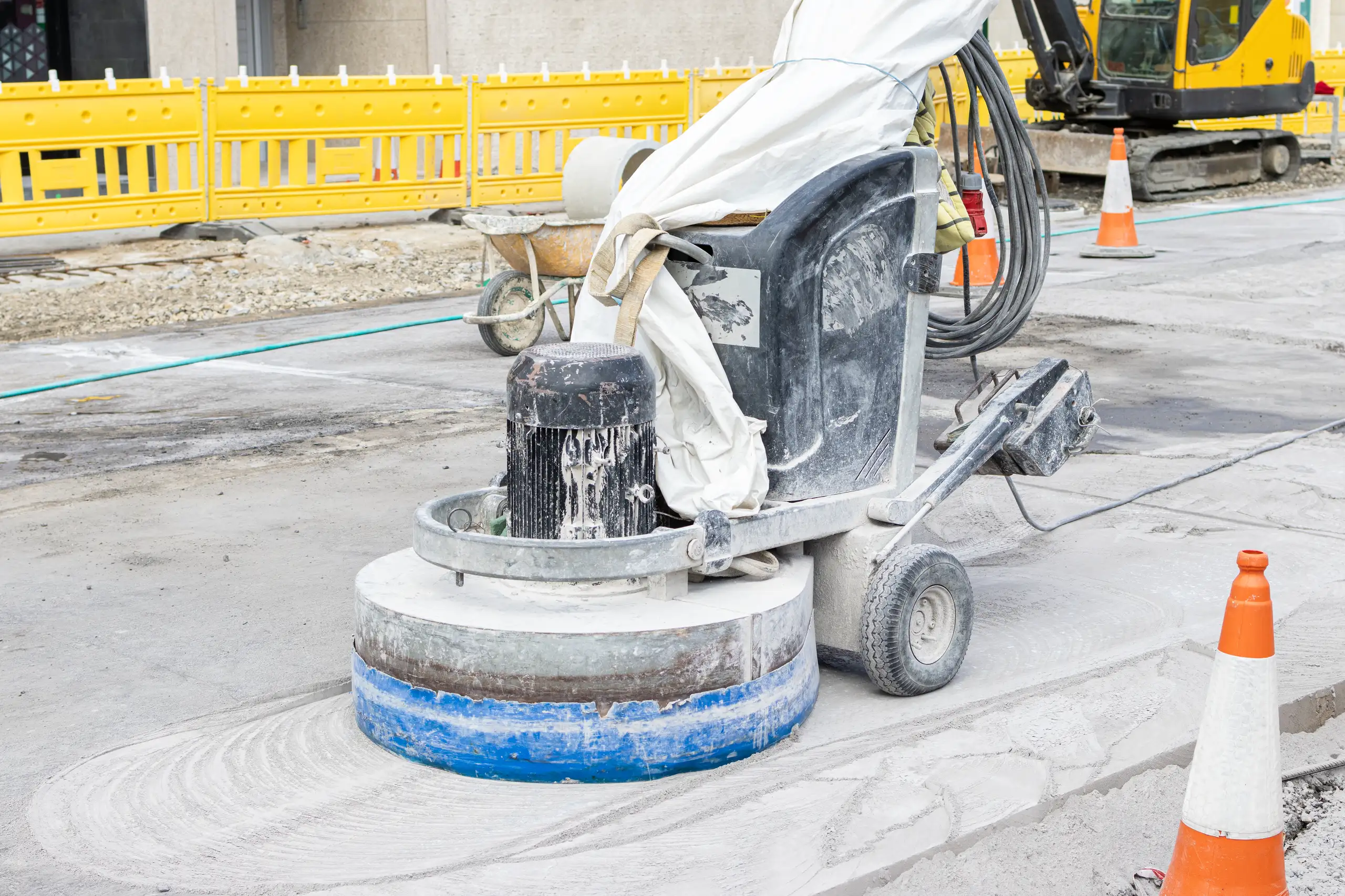 Beton schleifen mit einer Maschinenbearbeitung auf einer Baustelle