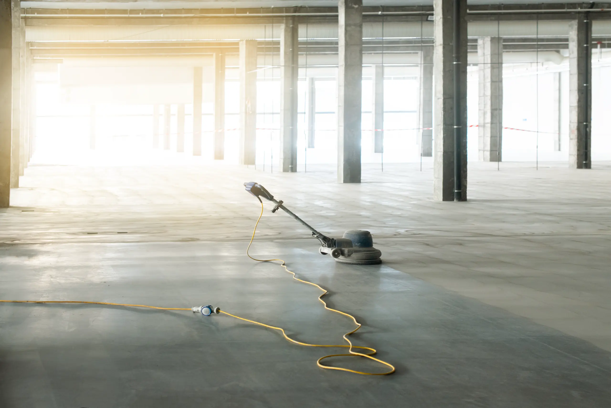 Beton schleifen für Industrieboden mit hochwertigem Gerät in gut beleuchtetem Raum
